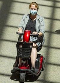 戴面具的女子骑着代步车在十大网赌平台推荐-希区柯克医疗中心